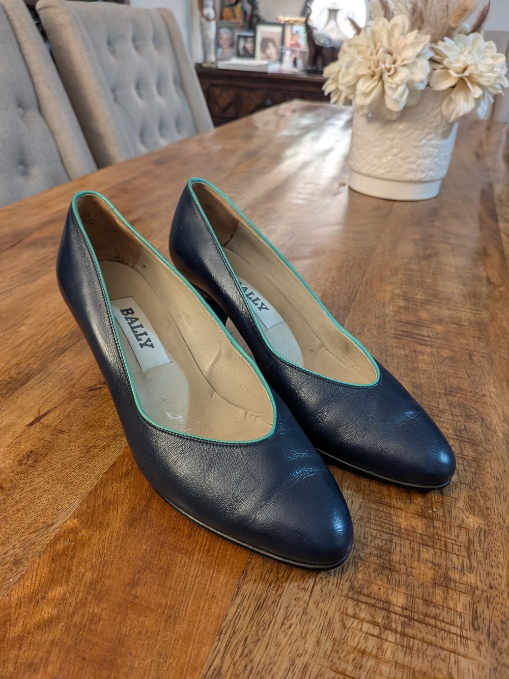 VTG Bally England Navy Blue Leather Pumps Teal Trim Kitten Heel Shoes Size 4.5